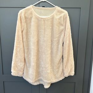 Woman’s Sz 3XL Super Soft Cream Fuzzy Hi/Low Long Sleeve Top